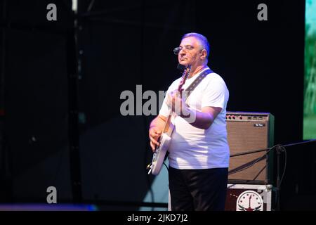 Odessa, Ukraine 27. Juni 2019: Der berühmte georgische Sänger Wachtang Kikabidse auf der Bühne unter freiem Himmel. Konzert der populären Band auf dem Festival Stockfoto