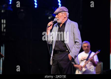 Odessa, Ukraine 27. Juni 2019: Der berühmte georgische Sänger Wachtang Kikabidse auf der Bühne unter freiem Himmel. Konzert der populären Band auf dem Festival Stockfoto