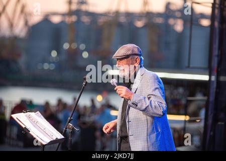 Odessa, Ukraine 27. Juni 2019: Der berühmte georgische Sänger Wachtang Kikabidse auf der Bühne unter freiem Himmel. Konzert der populären Band auf dem Festival Stockfoto