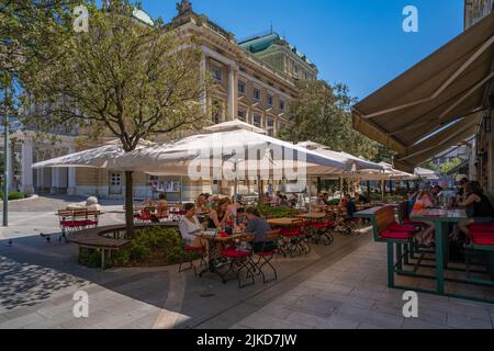 Blick auf das Restaurant Café im Theaterpark und Kroatisches Nationaltheater im Hintergrund, Rijeka, Kroatien, Europa Stockfoto