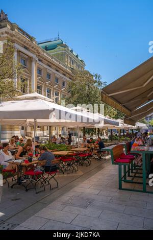 Blick auf das Restaurant Café im Theaterpark und Kroatisches Nationaltheater im Hintergrund, Rijeka, Kroatien, Europa Stockfoto