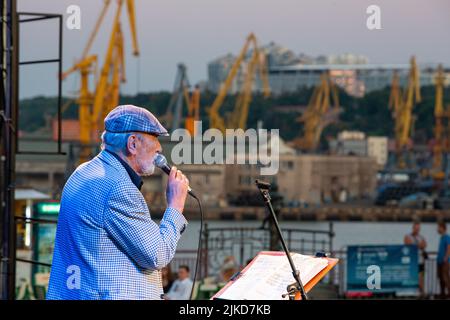 Odessa, Ukraine 27. Juni 2019: Der berühmte georgische Sänger Wachtang Kikabidse auf der Bühne unter freiem Himmel. Konzert der populären Band auf dem Festival Stockfoto