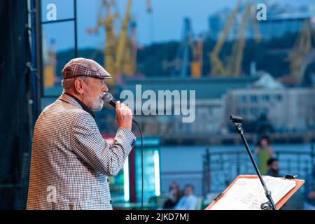 Odessa, Ukraine 27. Juni 2019: Der berühmte georgische Sänger Wachtang Kikabidse auf der Bühne unter freiem Himmel. Konzert der populären Band auf dem Festival Stockfoto