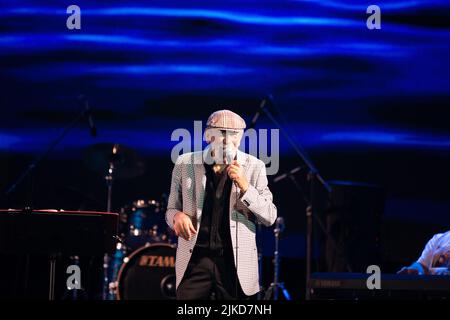 Odessa, Ukraine 27. Juni 2019: Der berühmte georgische Sänger Wachtang Kikabidse auf der Bühne unter freiem Himmel. Konzert der populären Band auf dem Festival Stockfoto