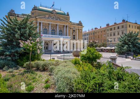 Blick auf den Theaterpark und das Kroatische Nationaltheater, Rijeka, Kroatien, Europa Stockfoto