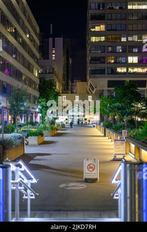 LONDON - 17. Mai 2022: Eingang zum St. Thomas' Hospital in der Nacht Stockfoto