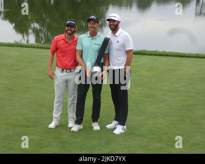 Trump National Golf Resort, Bedminster, New Jersey, USA. 31.. Juli 2022. Henrik Stenson, Dustin Johnson und Martin Wolff feiern ihre Siege beim LIV Invitational Golf Tournament 2022, das im Trump National Golf Club in Bedminster, New Jersey, ausgetragen wird. Quelle: ©Julia Mineeva/EGBN TV News/Alamy Live News Stockfoto