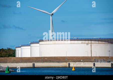 Maasvlakte Olie Terminal, 39 Großtanks Logistik für verschiedene Erdölprodukte, wie Rohöl, Benzin, Paraffin, Diesel, Windpark, Rotterdam, Stockfoto