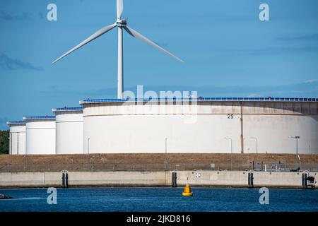 Maasvlakte Olie Terminal, 39 Großtanks Logistik für verschiedene Erdölprodukte, wie Rohöl, Benzin, Paraffin, Diesel, Windpark, Rotterdam, Stockfoto