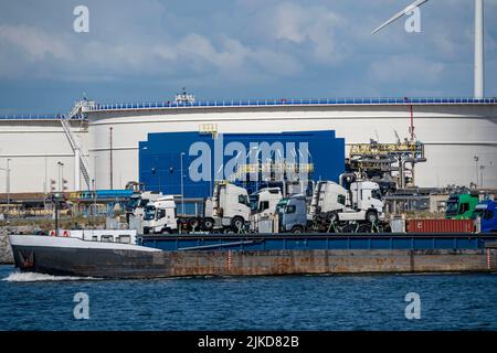 Maasvlakte Olie Terminal, 39 Großtanks Logistik für verschiedene Erdölprodukte, wie Rohöl, Benzin, Paraffin, Diesel, Binnenfrachter laden Stockfoto