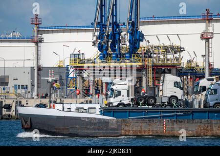 Maasvlakte Olie Terminal, 39 Großtanks Logistik für verschiedene Erdölprodukte, wie Rohöl, Benzin, Paraffin, Diesel, Binnenfrachter laden Stockfoto