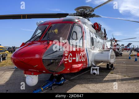 HM Coastguard - Bristow Helicopters Sikorsky S-92A auf statischer Ausstellung beim Royal International Air Tattoo 2022 Stockfoto