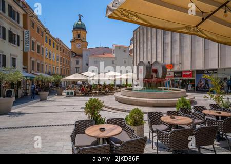 Blick auf den Uhrturm und die Restaurants in Trg Ivana Koblera in der Altstadt von Rijeka, Kroatien, Europa Stockfoto