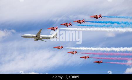 Royal Air Force Boeing P-8A Poseidon MRA Mk1 beim Royal International Air Tattoo am 15.. Juli 2022 bei der Durchführung eines Flipasts mit den roten Pfeilen Stockfoto