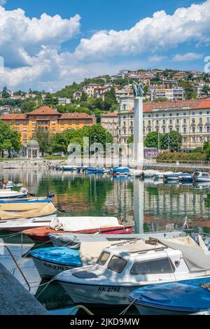 Blick auf den Mrtvi Kanal und das Denkmal der Befreiung in der Altstadt von Rijeka, Kroatien, Europa Stockfoto