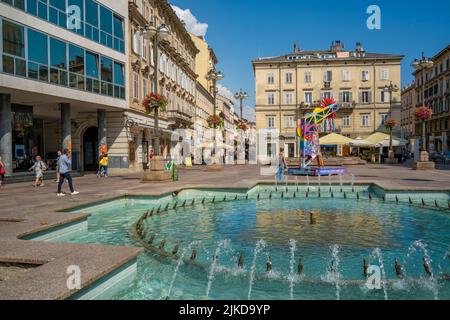 Blick auf Restaurants, Brunnen und Geschäfte auf dem Adriatischen Platz, Rijeka, Kroatien, Europa Stockfoto