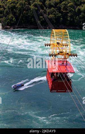 Whirlpool Aero Car Attraction mit Jet Boat auf dem Niagara River unten. Niagara Falls, Ontario, Kanada. Stockfoto