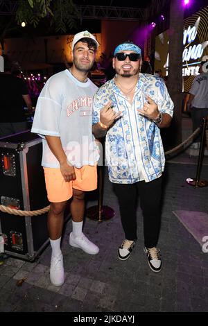 MIAMI, FL - 31. JULI: Jencarlos Canela und Siilva werden am 31. Juli 2022 in Miami, Florida, in der Vibra Urbana im Oasis Wynwood gesehen. (Foto von Alberto E. Tamargo/Sipa USA) Stockfoto
