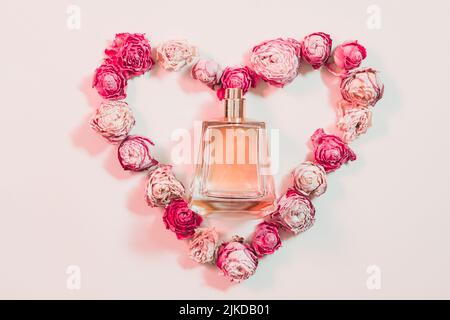 valentines Geschenk Parfüm herzförmige getrocknete Rosen Stockfoto