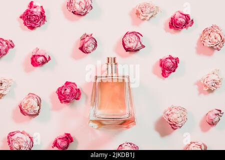 Frauen präsentieren Parfüm Blumen Sortiment Stockfoto