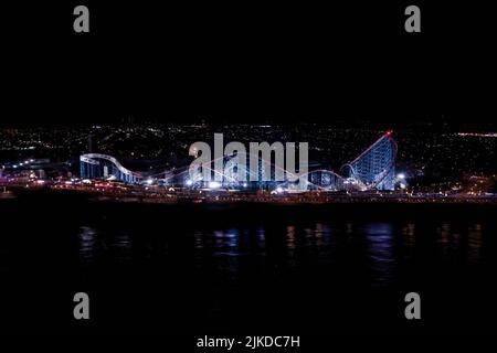 Blackpool Pleasure Beach BPB The Big One Rollercoaster Roller Coaster Aerial aus der Vogelperspektive bei Nacht während der Beleuchtung Stockfoto