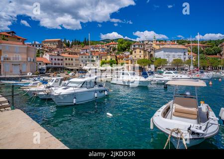 Blick auf Hotels und Kirche mit Blick auf den Yachthafen in Volosko, Ostistrien, Kvarner Bucht, Ostistrien, Kroatien, Europa Stockfoto