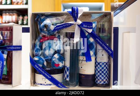 Moskau, Russland, Februar 2021: Geschenkset in einer Schachtel mit Markenprodukten des Bath and Body Works Stores und einem Spielzeugbären aus blauem und weißem Schachbrettkarree Stockfoto