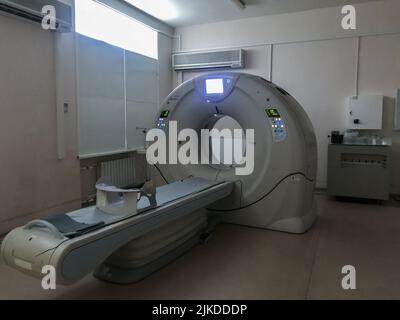 Moskau, Russland, April 2020: Krankenhauszimmer mit Multi-Detektor Spiral CT Scanner - Computertomographie. Medizintechnische Konzeption und Diagnostik von p Stockfoto