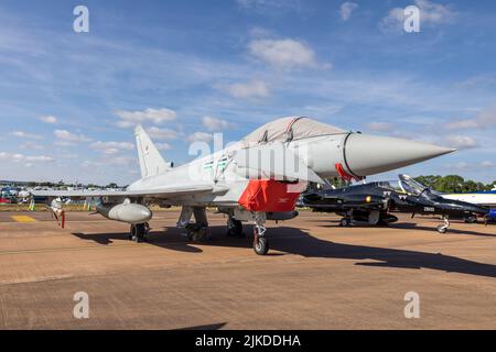 Kuwait Air Force - Eurofighter Typhoon auf statischem Display beim Royal International Air Tattoo 2022 Stockfoto