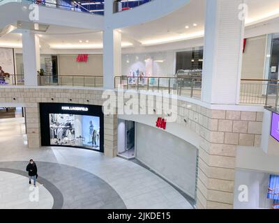 Moskau, Russland, März 2022: HM Store setzt die Arbeit in Russland aus. Markengeschäfte im Einkaufszentrum sind geschlossen. Kunden kommen vorbei. Stockfoto