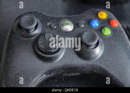 Moskau, Russland, 2020. Februar: Nahaufnahme der verlassenen Xbox-Spielkonsole, die mit Staub bedeckt ist. Stockfoto