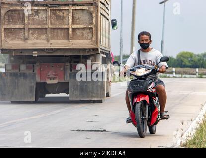 SAMUT PRAKAN, THAILAND, MAI 05 2022, Ein Mann fährt ein Motorrad auf einer Landstraße Stockfoto