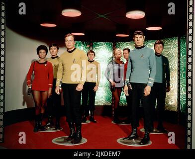 Studio Publicity: 'Star Trek' um 1965 NBC Nichelle Nichols, George Takei, William Shatner, Walter Koenig, Majel Barrett, James Doohan, Leonard Nimoy, DeForest Kelley Credit: PictureLux/The Hollywood Archive/Alamy Live News Stockfoto