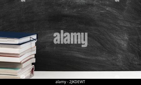 Lehrerarbeitsplatz Bücher Schreibtisch leere Tafel Stockfoto