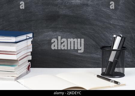 Lehrer Arbeitsplatz Bücher Schreibwaren Kreidetafel Stockfoto