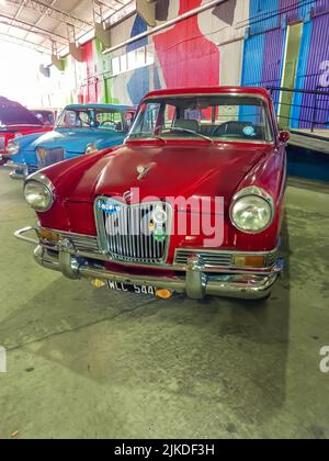 Old Red Siam Di Tella Riley 1500 Sedan 1959 - 1967 in einem Lagerhof. Vorderansicht. Grill. Oldtimer-Show. Copyspace Stockfoto