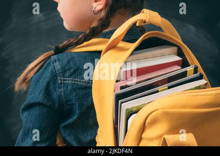 Zurück zur Schule Mädchen studieren volle Rucksack Bücher Stockfoto