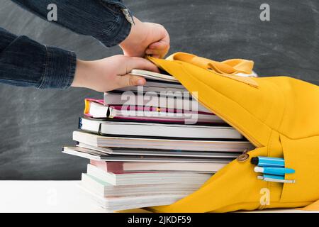 Informationen Überlastung Rucksack Bücher Kreidetafel Stockfoto