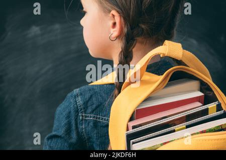 Zurück zur Schule Mädchen gefüllte Rucksack Bücher Stockfoto