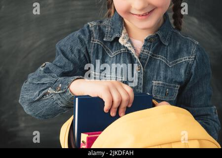 Genießen Studie Mädchen Verpackung Bücher Rucksack Stockfoto