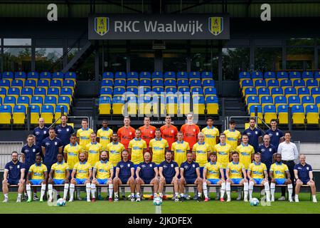 WAALWIJK, NIEDERLANDE - 1. AUGUST: TeamPhoto mit der obersten Reihe Sander van den Anker von RKC Waalwijk, Folkert Boer von RKC Waalwijk, Julian Lelieveld von RKC Waalwijk, sagte Bakari von RKC Waalwijk, Joey Kesting von RKC Waalwijk, Etienne Vaessen von RKC Waalwijk, Joel Pereira von RKC Waalwijk, Mark Spenkelink von RKC Waalwijk, Shawn Adewoye von RKC Waalwijk, Julen Lobete von RKC Waalwijk, Rob Westerlaken von RKC Waalwijk und Nick van Aken von RKC Waalwijk, mittlere Reihe Nyo Sulsters von RKC Waalwijk, Bart Tinus von RKC Waalwijk, Jurien Gaari von RC Waalwijk, Lars Kwalwijk, Nieuwpoort Yassin Oukili von RKC Waalw Stockfoto