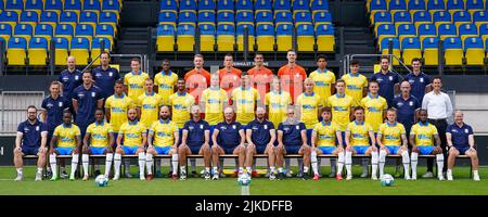 WAALWIJK, NIEDERLANDE - 1. AUGUST: TeamPhoto mit der obersten Reihe Sander van den Anker von RKC Waalwijk, Folkert Boer von RKC Waalwijk, Julian Lelieveld von RKC Waalwijk, sagte Bakari von RKC Waalwijk, Joey Kesting von RKC Waalwijk, Etienne Vaessen von RKC Waalwijk, Joel Pereira von RKC Waalwijk, Mark Spenkelink von RKC Waalwijk, Shawn Adewoye von RKC Waalwijk, Julen Lobete von RKC Waalwijk, Rob Westerlaken von RKC Waalwijk und Nick van Aken von RKC Waalwijk, mittlere Reihe Nyo Sulsters von RKC Waalwijk, Bart Tinus von RKC Waalwijk, Jurien Gaari von RC Waalwijk, Lars Kwalwijk, Nieuwpoort Yassin Oukili von RKC Waalw Stockfoto