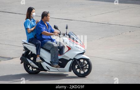 SAMUT PRAKAN, THAILAND, MAI 30 2022, fährt das Paar auf dem Motorrad auf der Straße. Stockfoto