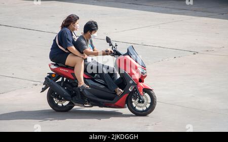 SAMUT PRAKAN, THAILAND, MAI 30 2022, fährt das Paar auf dem Motorrad auf der Straße. Stockfoto