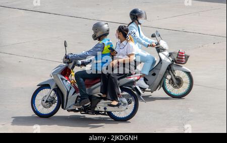 SAMUT PRAKAN, THAILAND, MAI 30 2022, Ein Taxifahrer auf einem Motorrad fährt mit einer Frau. Stockfoto