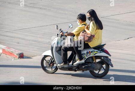 SAMUT PRAKAN, THAILAND, MAI 30 2022, fährt das Paar auf dem Motorrad auf der Straße. Stockfoto