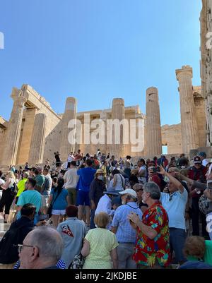 ATHEN, GRIECHENLAND - 14. MAI 2022: Eine Touristenschar stürmt die Akropolis nach ihrer Eröffnung. Sonniger Tag. Stockfoto