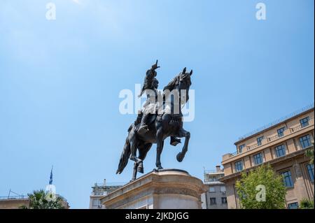 ATHEN, GRIECHENLAND - 14. MAI 2022: Das athenische Denkmal für Theodoros Kolokotronis ist ein Reiterdenkmal für den griechischen Generalkommandanten der Zeit Stockfoto