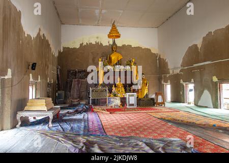 SAMUT PRAKAN, THAILAND, APR 01 2022,das Innere des alten Gebäudes im buddhistischen Tempel Wat Khun Samut Chin Stockfoto