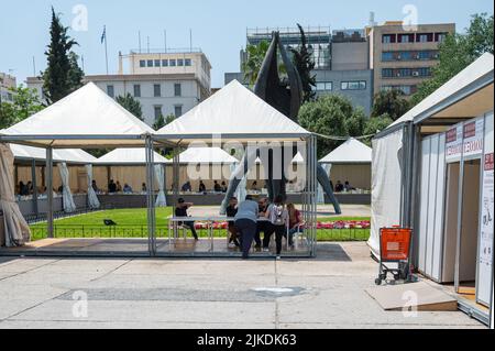 ATHEN, GRIECHENLAND - 14. MAI 2022: Buchmarkt auf dem Kotzia-Platz in Athen in Griechenland Stockfoto